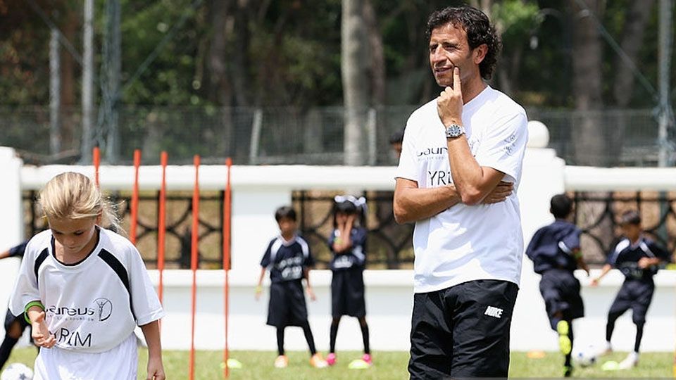 Luis Milla saat menjalani latihan bersama Timnas Spanyol. Copyright: &copy; Ian Walton/Getty Images for Laureus